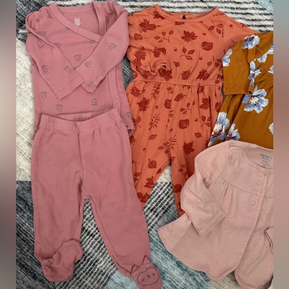 Assorted Baby girl Clothing bundle - Picture 2 of 3